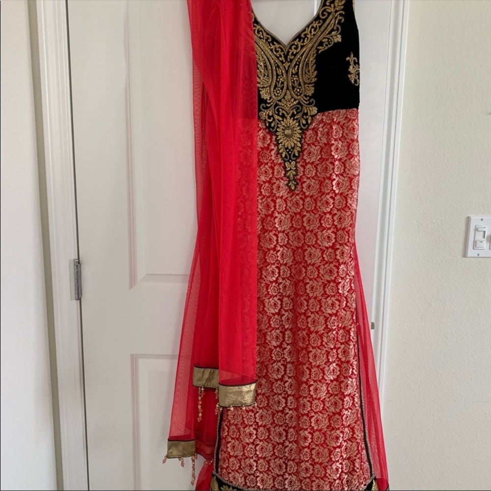 Elegant Black and Red Embroidered Dress - Picture 4 of 6
